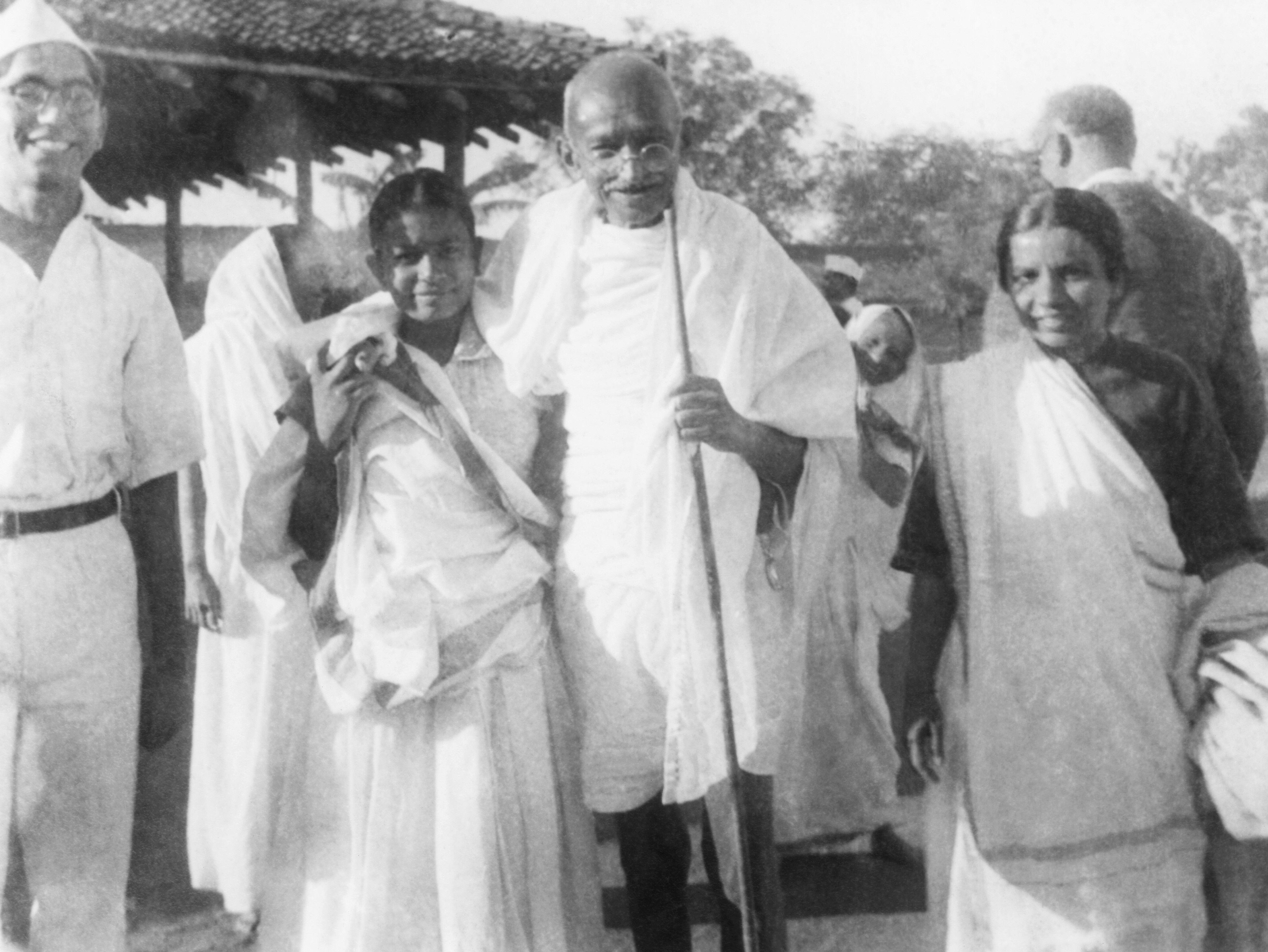 Gandhi walking with Joharabehn and Lilavati Asar