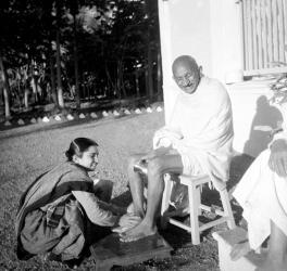 Lilavati Asar washing Gandhi's feet